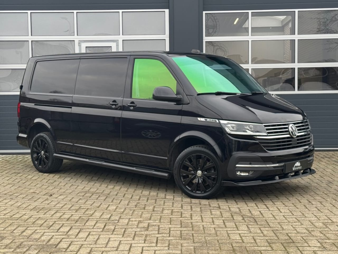 Volkswagen Transporter - 2.0 TDI L2H1 204PK DSG BULLI / leder / navi / virtual cockpit / - AutoWereld.nl