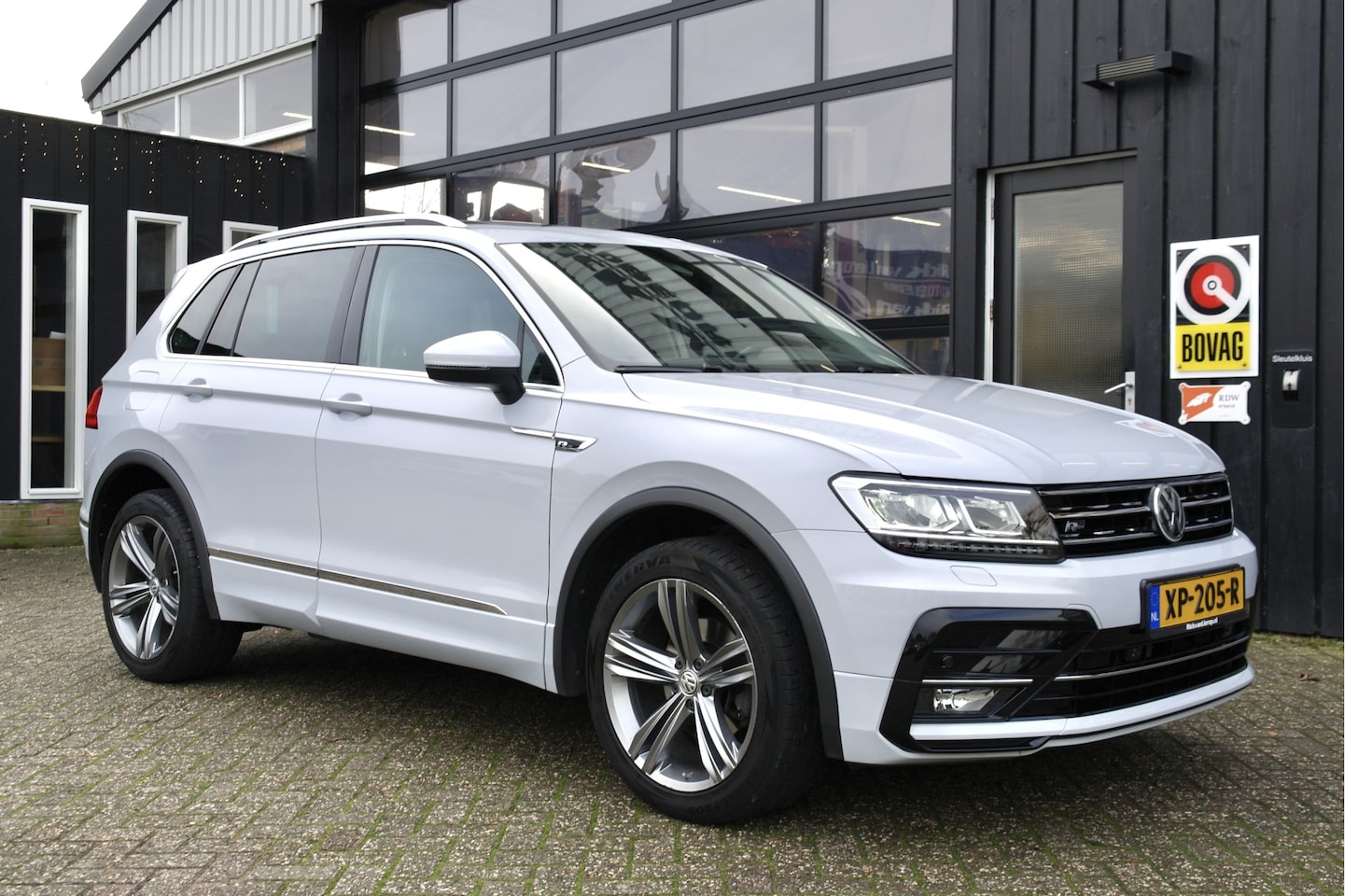 Volkswagen Tiguan - 1.4 TSI 4Motion Highline Business R | Pano | Trekhaak |  Dealer Onderhouden | Carplay - AutoWereld.nl