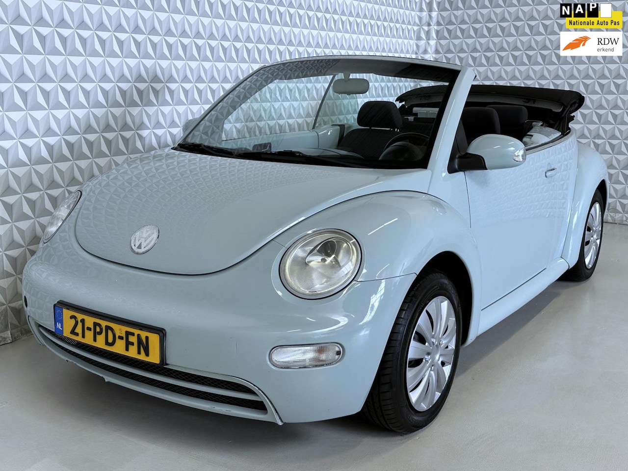 Volkswagen New Beetle Cabriolet - 1.6 NL-AUTO / 208000km (2004) - AutoWereld.nl