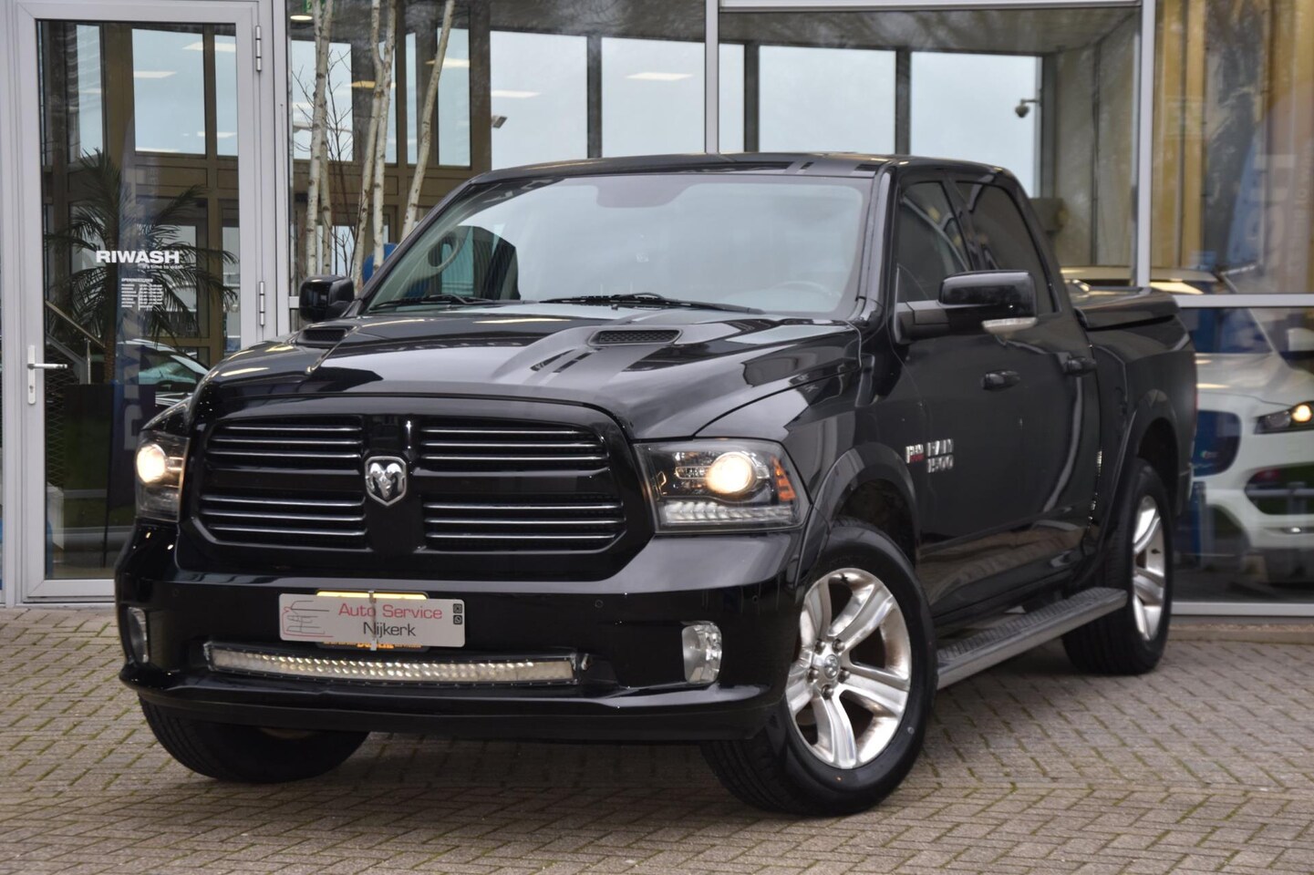 Dodge Ram 1500 - 5.7 V8 Quad Cab 6'4 Origineel NL WAGEN Dak Nav.Led Trekhaak Btw - AutoWereld.nl