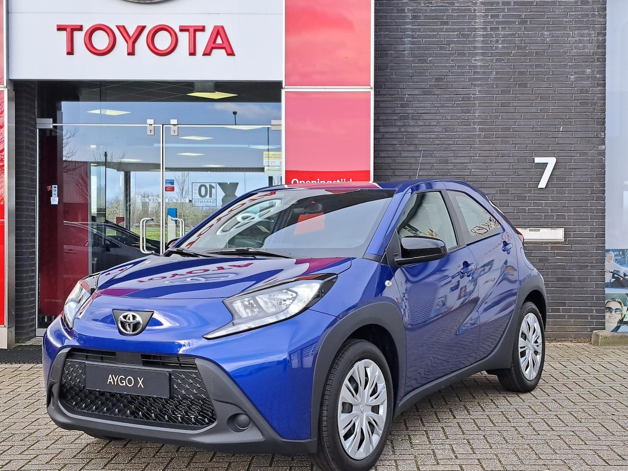 Toyota Aygo X - 1.0 VVT-i MT Play NIEUW DIRECT LEVERBAAR APPLE / ANDROID CAMERA AD-CRUISE - AutoWereld.nl