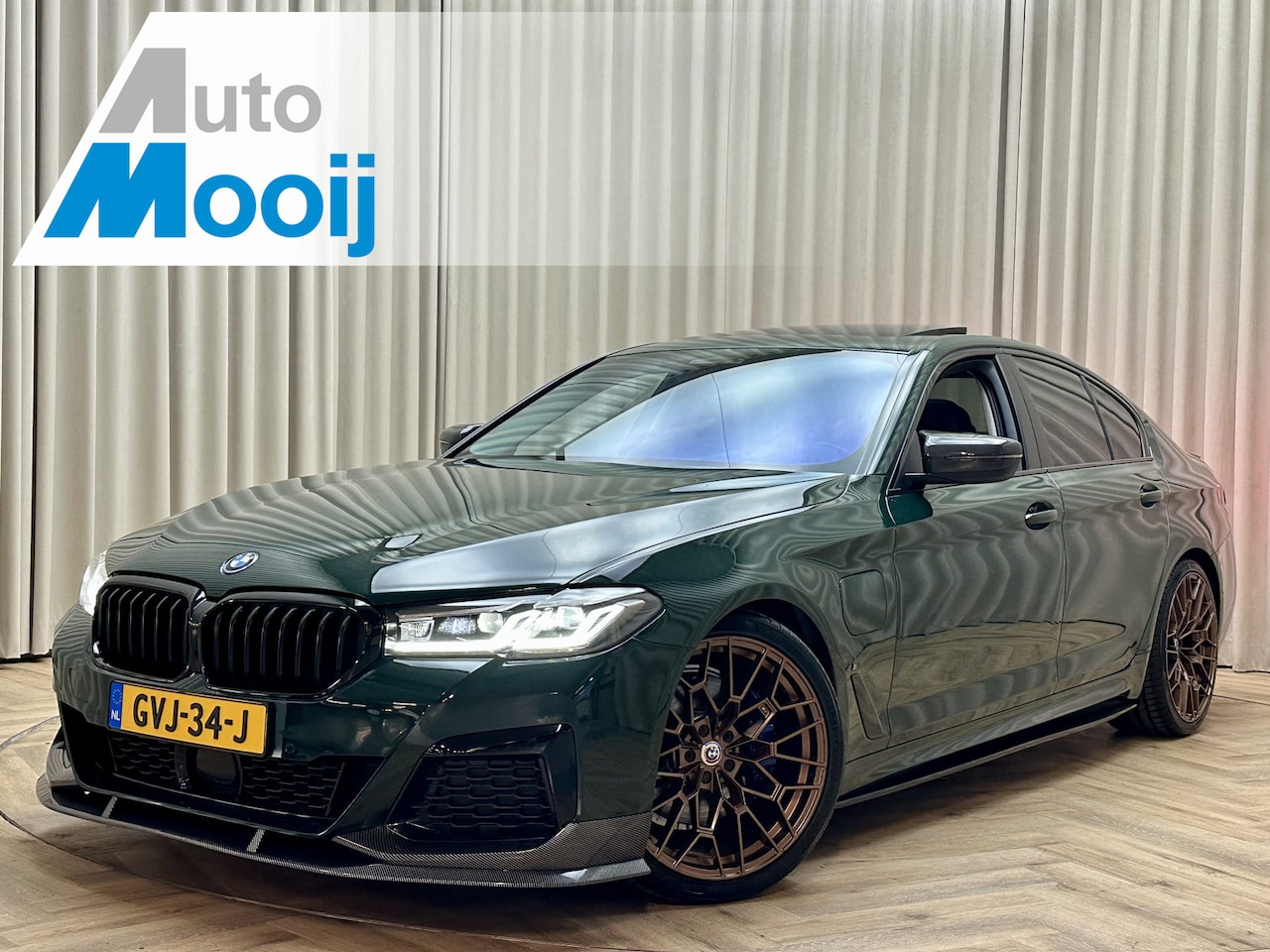 BMW 5-serie - 545e xDrive 400 PK / M Sport *PERFORMANCE* British Racing Green / Carbon / HUD / Schuifdak - AutoWereld.nl