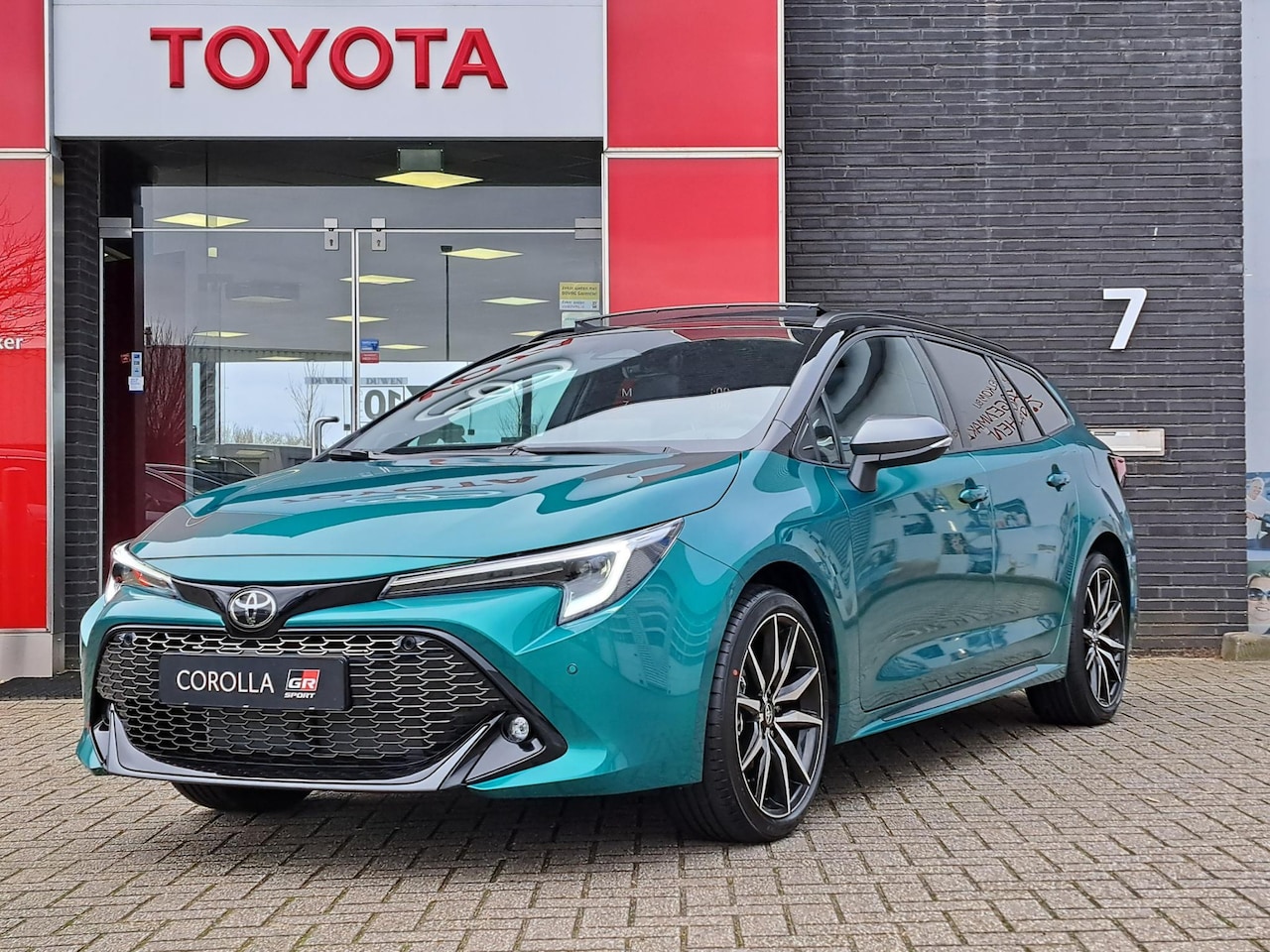 Toyota Corolla Touring Sports - Hybrid 140 GR Sport NIEUW DIRECT LEVERBAAR BLIND SPOT PANODAK JBL-AUDIO HEAD-UP PARK-SENSO - AutoWereld.nl