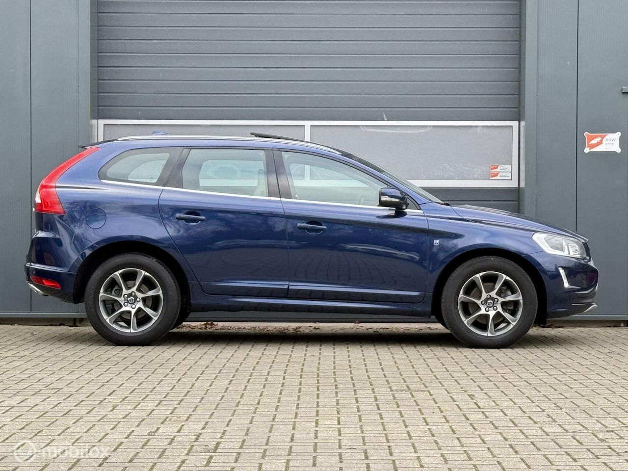 Volvo XC60 - 2.0 D4 FWD Ocean Race Geartronic-8 /Panoramadak/2xElek stoel/Sensus Nav/AdapCruise/Blis/Dr - AutoWereld.nl