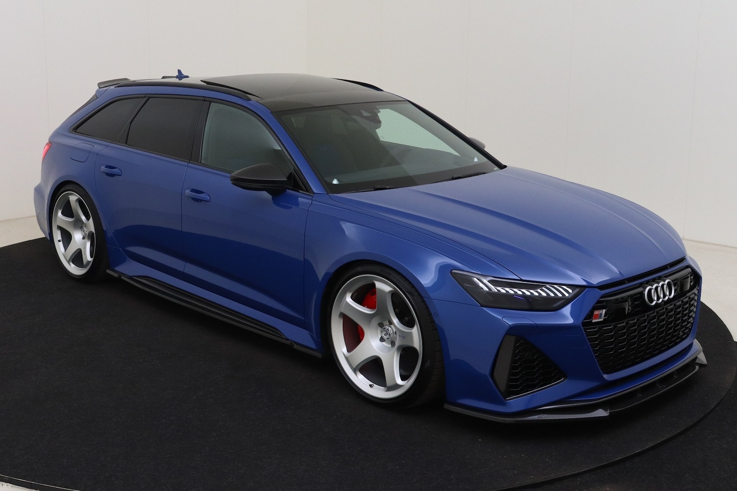 Audi RS6 - C8 1OF1 RS2 Hommage Edition Collectors Item - AutoWereld.nl