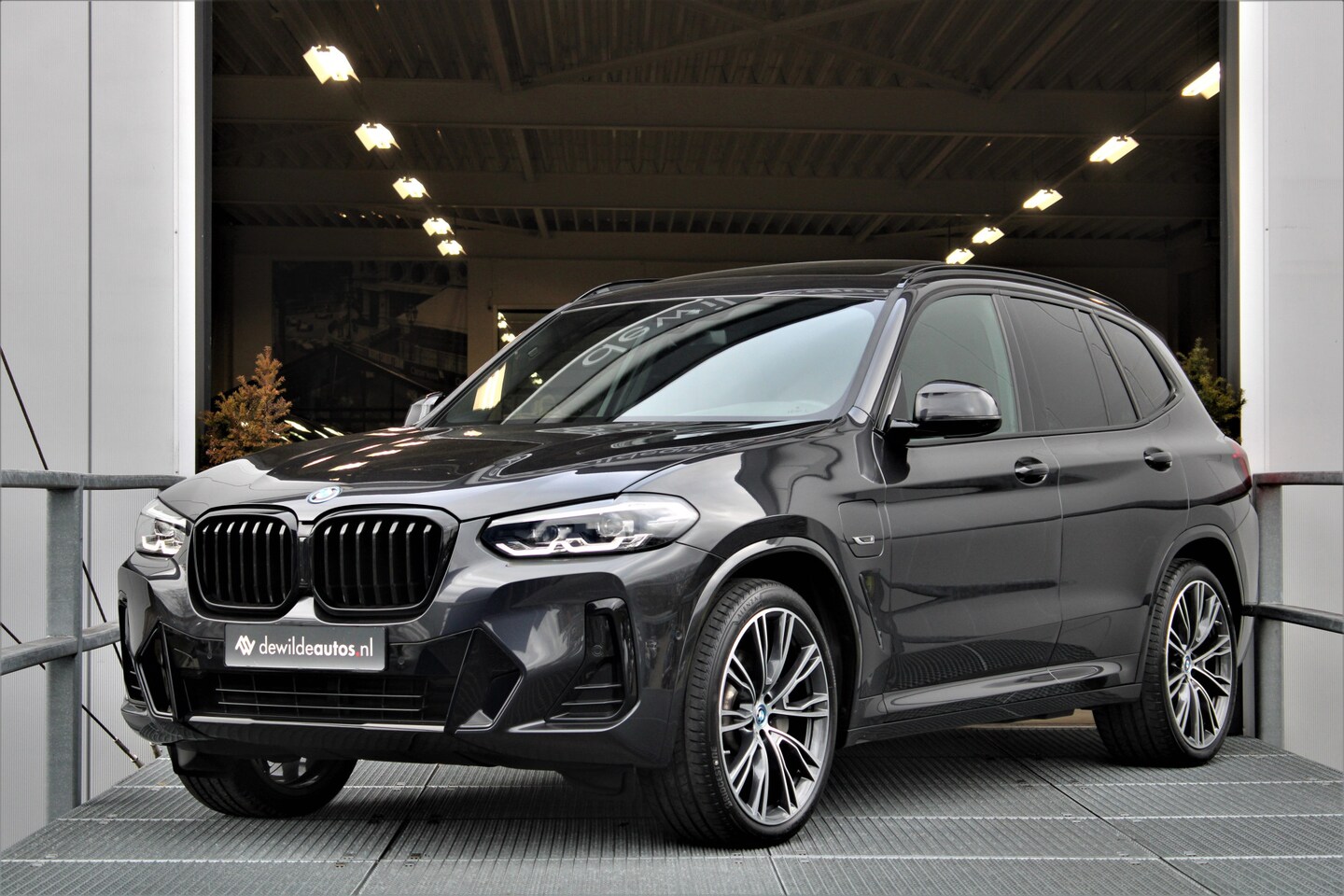 BMW X3 - xDrive30e M-sport facelift Pano Trekhaak Head-up Memory Camera DAB - AutoWereld.nl