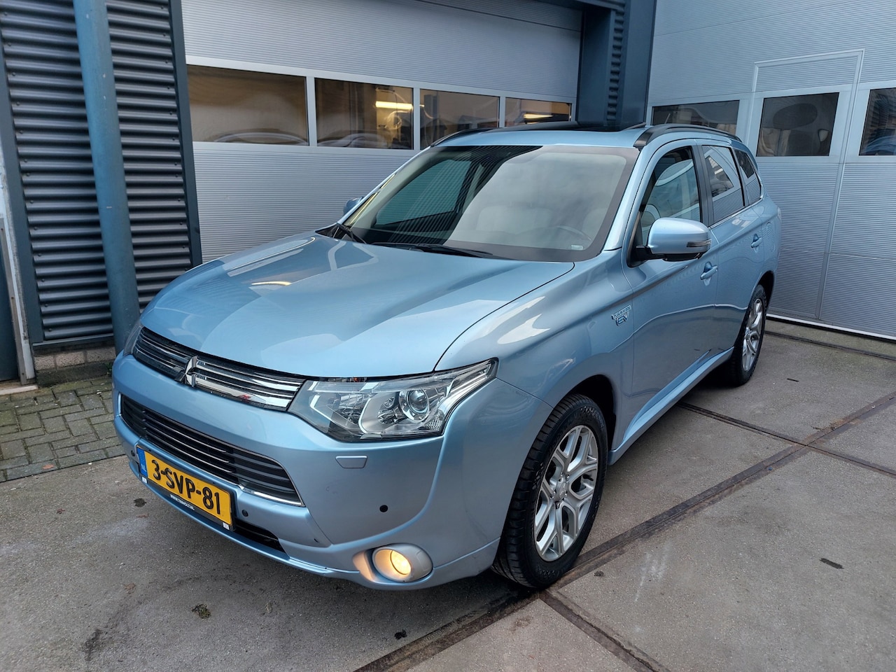 Mitsubishi Outlander - 2.0 PHEV Instyle LEER Schuifdak Navigatie - AutoWereld.nl