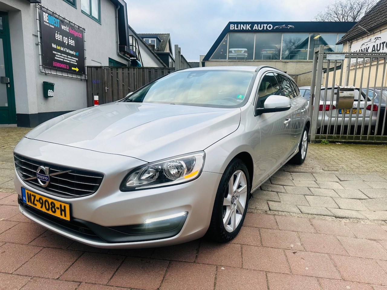 Volvo V60 - 1.6 D2 Summum Leder Navi Apk - AutoWereld.nl