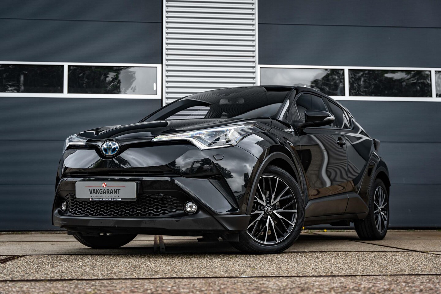 Toyota C-HR - 1.8 Hybrid Dynamic | Camera | Stoel-/Stuur-/Voorruitverw. | Halfleder | Cruise Control - AutoWereld.nl