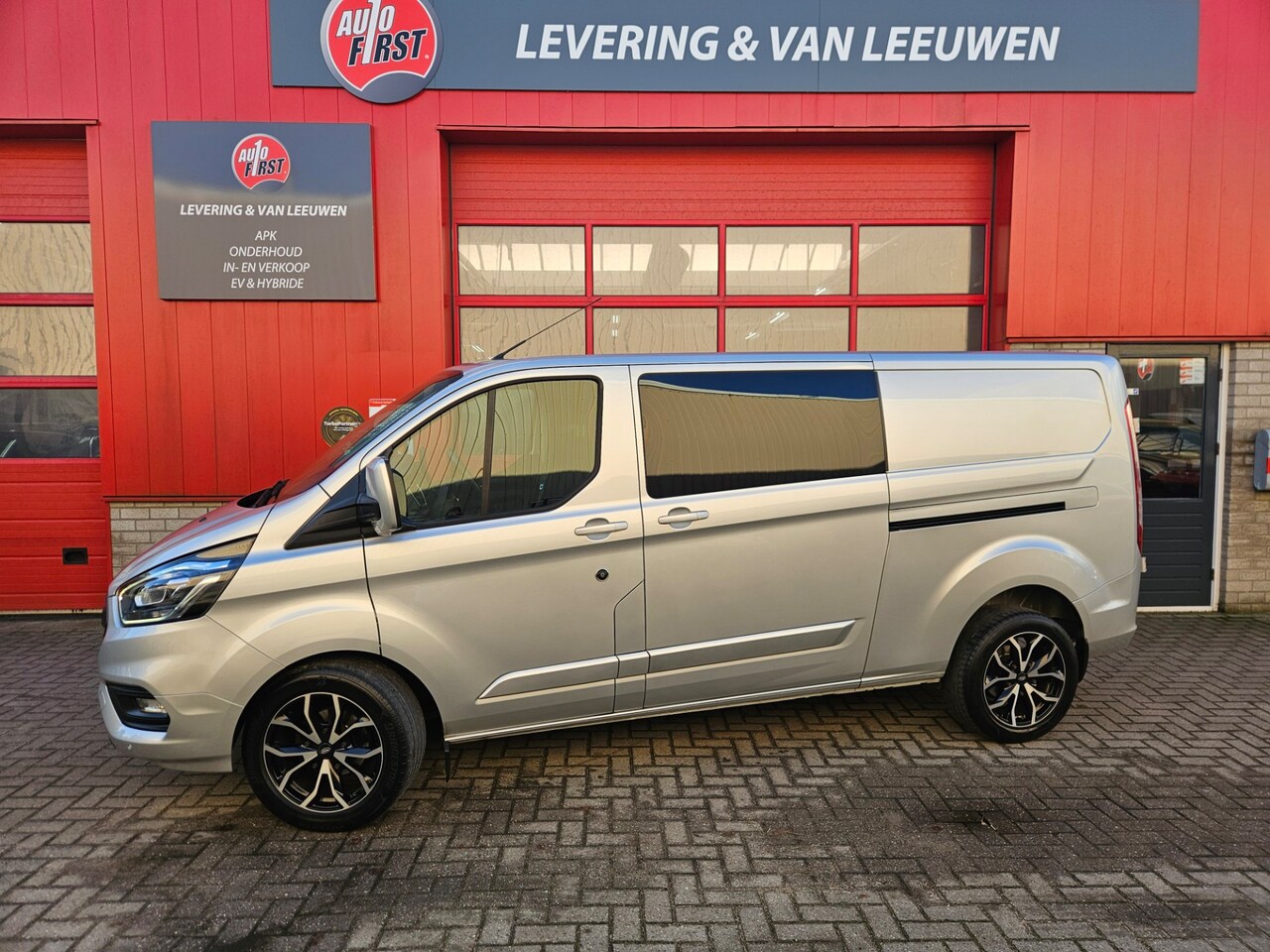 Ford Transit Custom - 300 2.0 TDCI L2H1 Limited Dubbele Cabine Automaat/ Trekhaak/ L + R schuifdeur/ LM velgen 1 - AutoWereld.nl