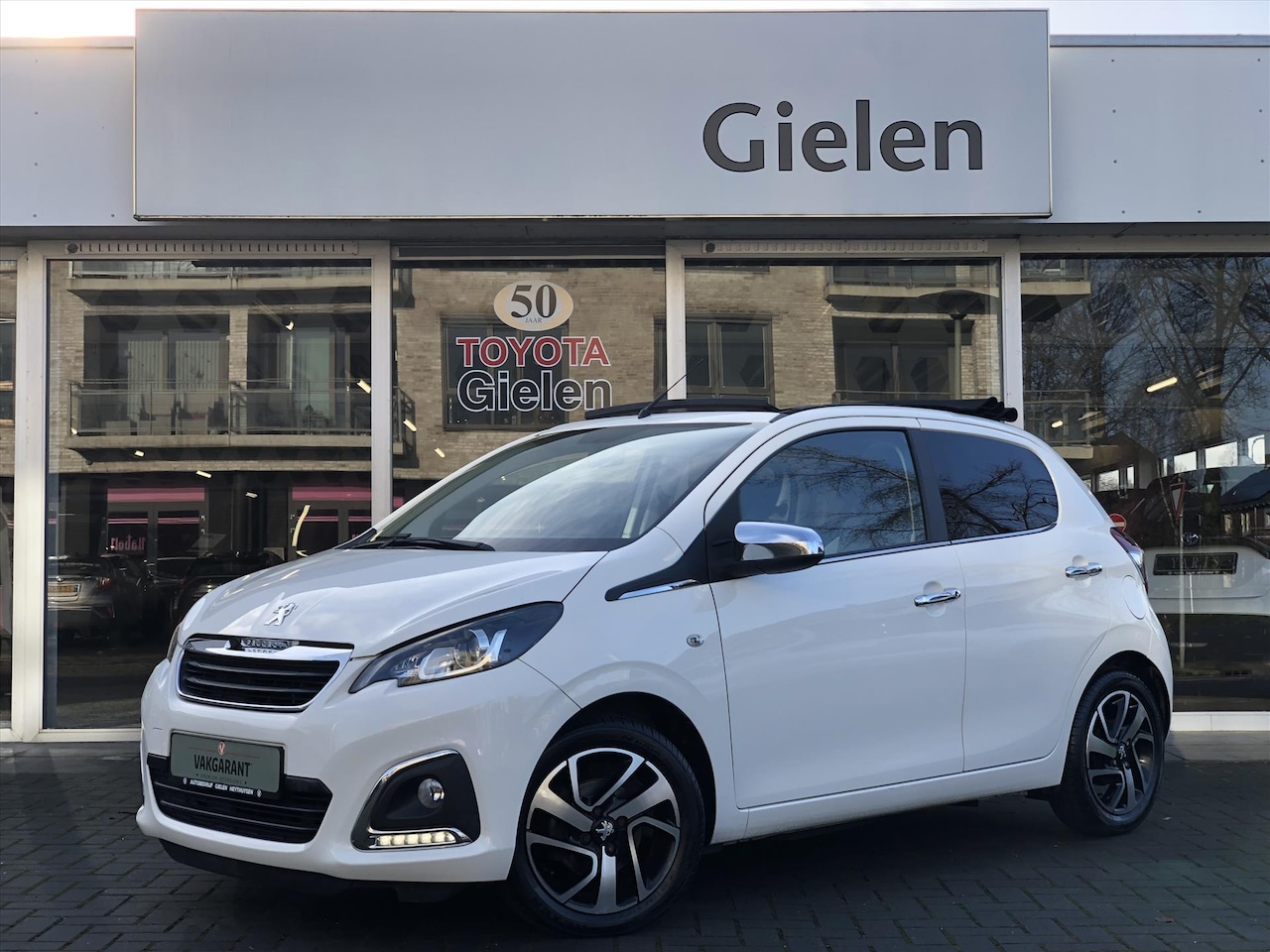 Peugeot 108 - 1.0 e-VTi Allure TOP! Cabrio | Open dak, Lichtmetalen velgen, Privacy Glass, Airco, Stuurb - AutoWereld.nl