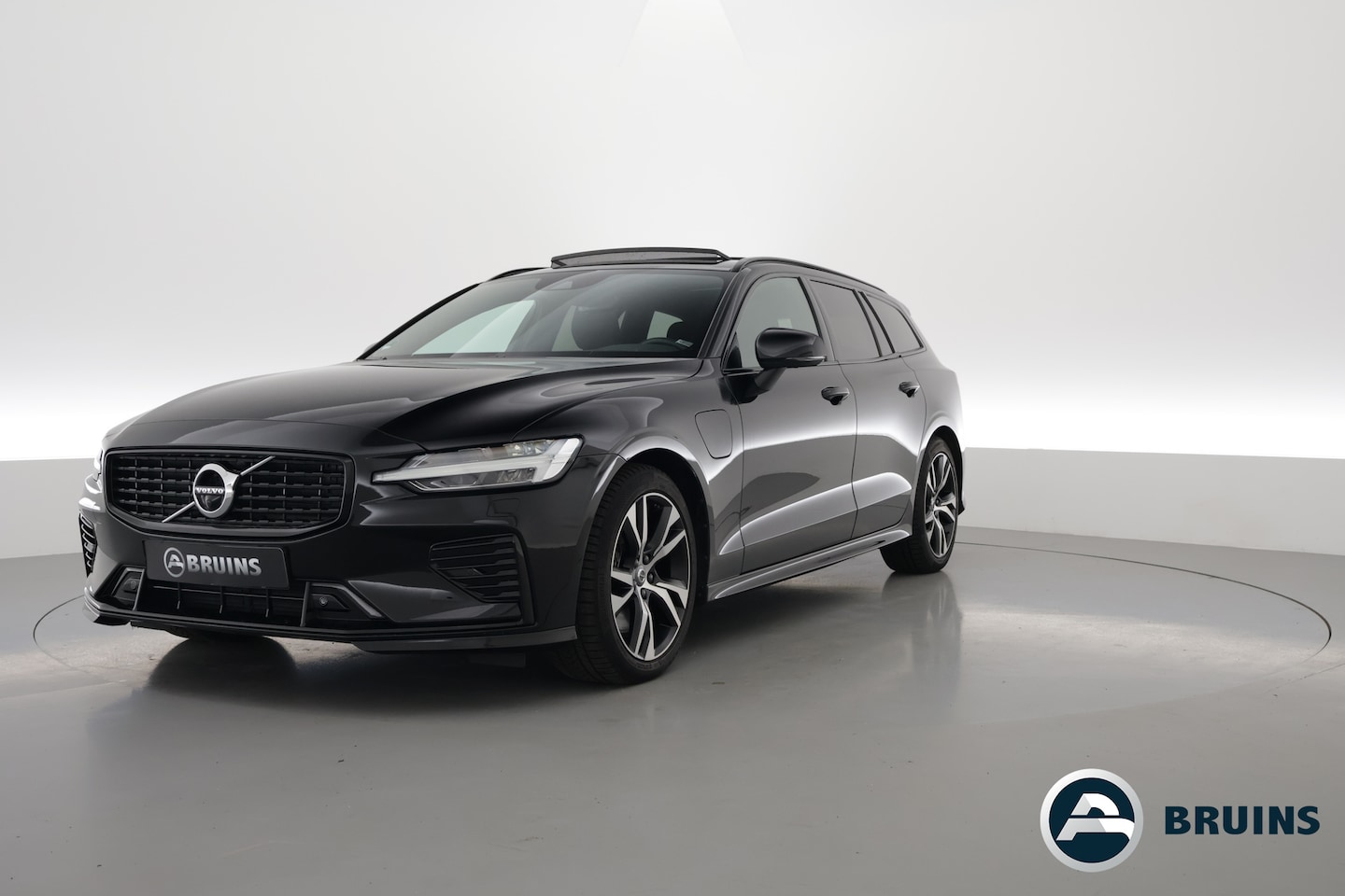 Volvo V60 - 2.0 T6 Recharge AWD R-Design | Pano-dak | Head-up | 360 camera | Trekhaak | H&K Audio | - AutoWereld.nl