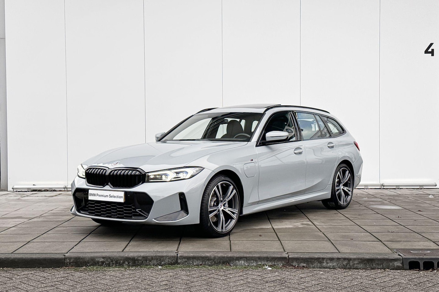 BMW 3-serie Touring - 330e xDrive 19 Inch / Stuurwielrand Verwarming / Comfort Acces / Glazen Schuifdak / Automa - AutoWereld.nl