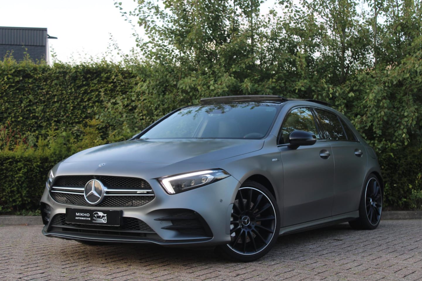 Mercedes-Benz A-klasse - AMG 35 4MATIC | Panoramadak | Sfeerverlichting | DRVU | Magno Grey | Burmeister | Camera | - AutoWereld.nl