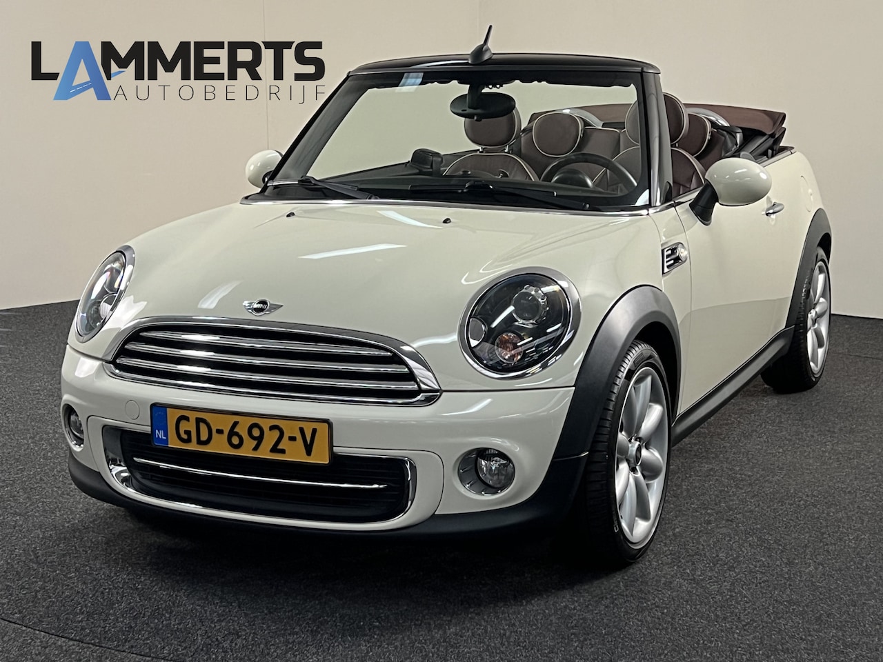 MINI Cabrio - Mini 1.6 Cooper Chrome line pakket binnen- en buiten / Smoke koplampen - AutoWereld.nl