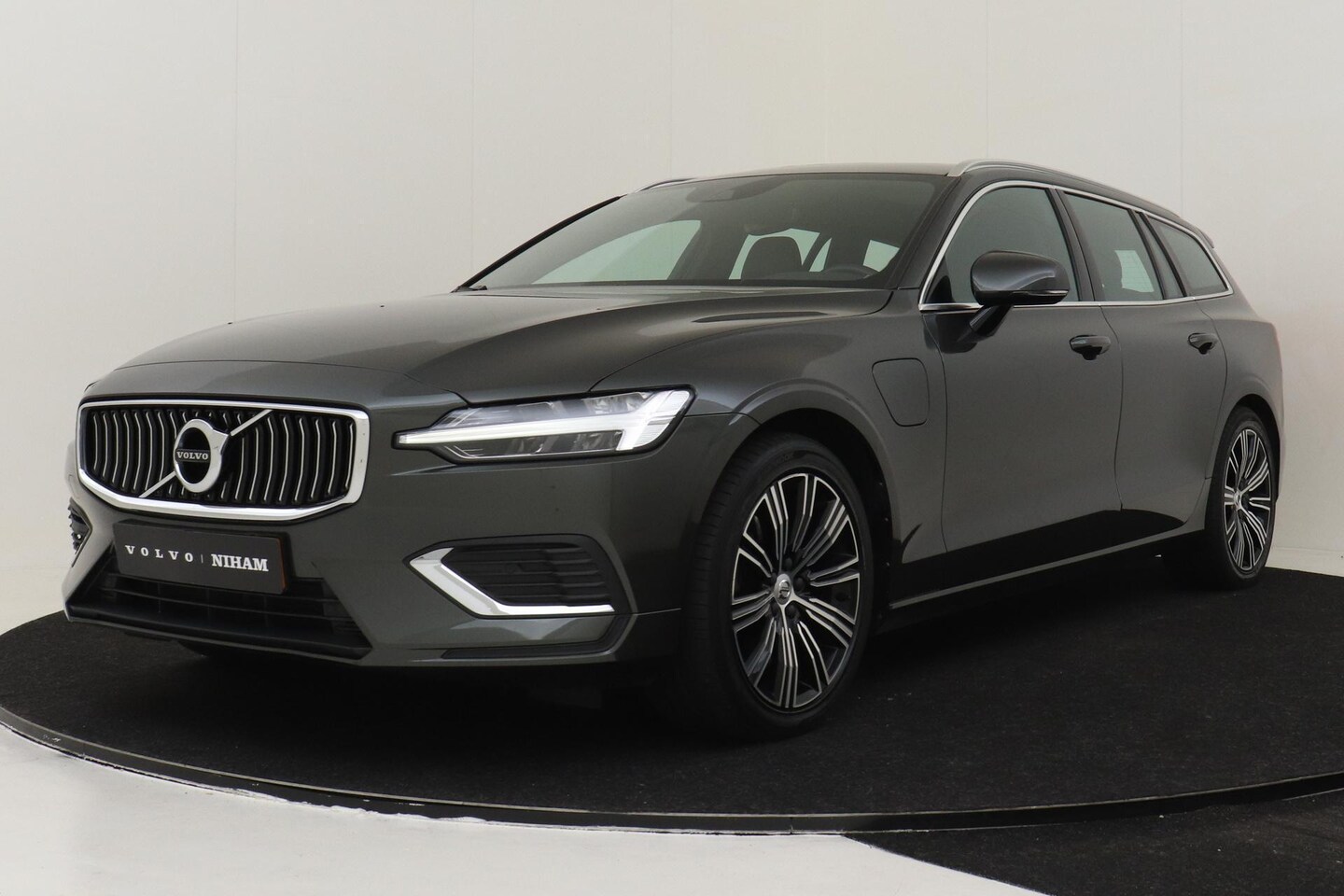 Volvo V60 - T8 TE AWD INSCRIPTION -PANO.DAK|HK-AUDIO|GEVENT.LEDER+MASSAGE|ELEK.STOELEN|ADAP.CRUISE - AutoWereld.nl