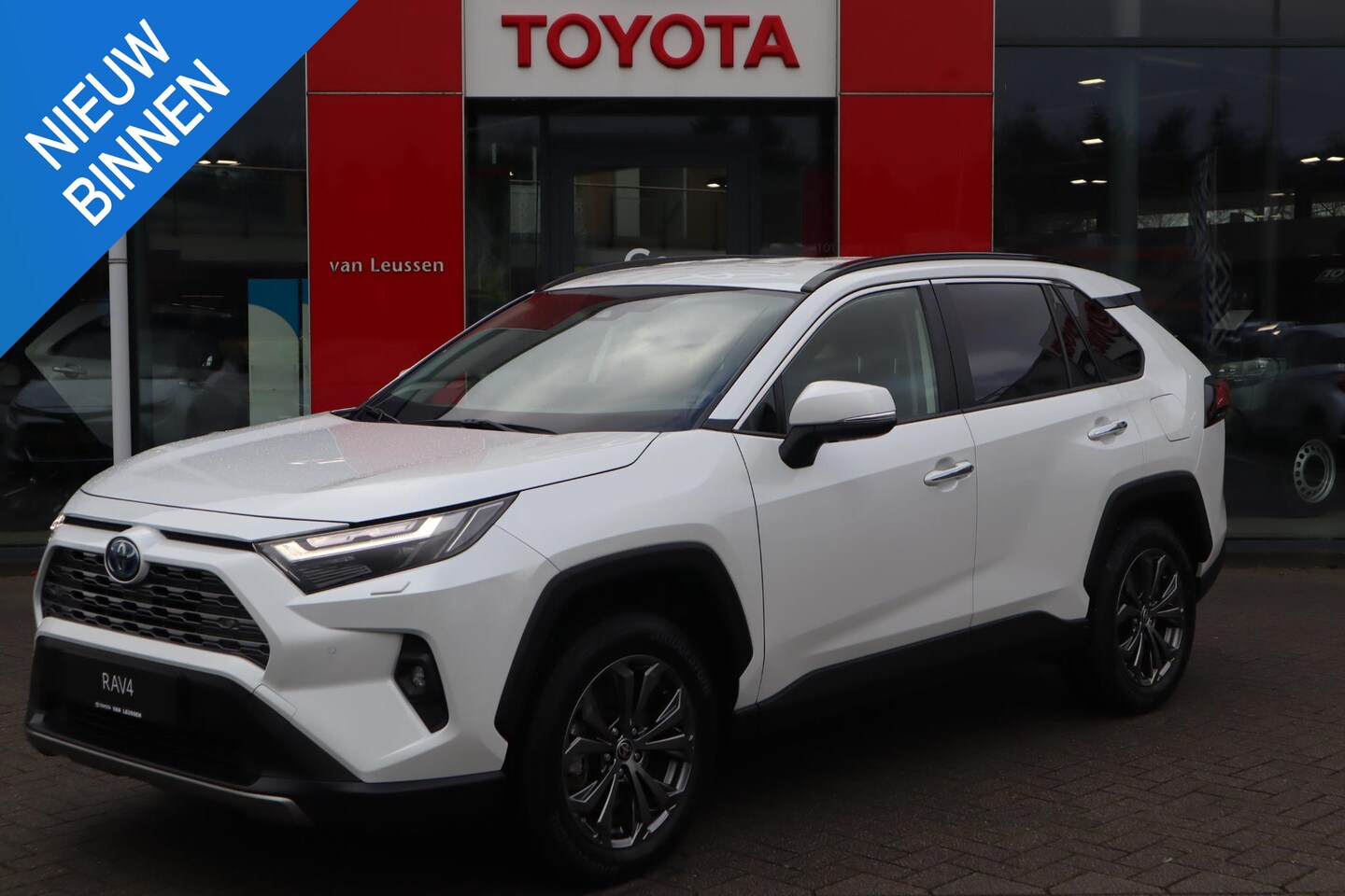 Toyota RAV4 - 2.5 Hybrid AWD Executive TREKHAAK STUURWIEL/VOORRUIT/STOELVERW APPLE/ANDROID BLIND SPOT LE - AutoWereld.nl