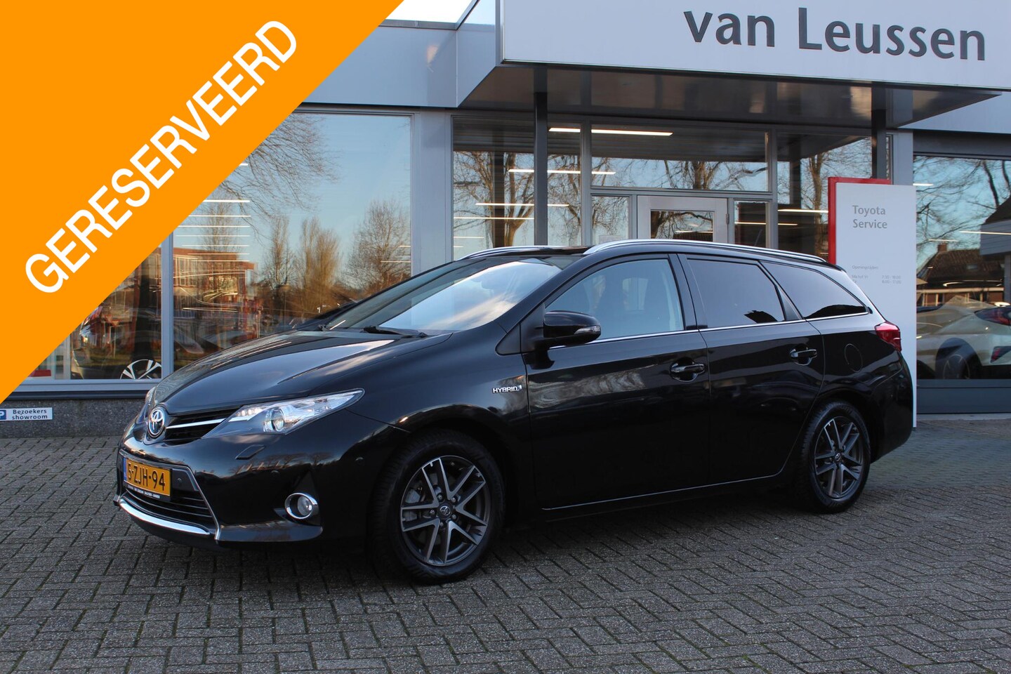 Toyota Auris Touring Sports - 1.8 Hybrid Lease PANODAK TREKHAAK STOELVERW ALL SEASONS SENSOREN CRUISE CLIMA - AutoWereld.nl