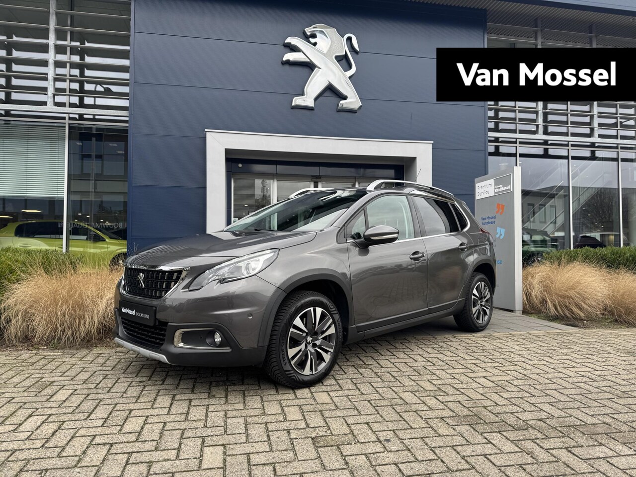 Peugeot 2008 - 1.2 PureTech Blue Lease Executive 110 | Panoramadak | Navigatie | Camera | Zeer compleet - AutoWereld.nl