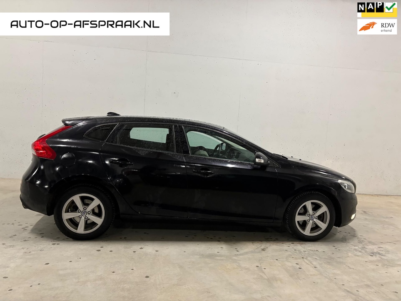 Volvo V40 - 1.6 T3 Kinetic Navi Trekhaak Airco Cruise Control. - AutoWereld.nl