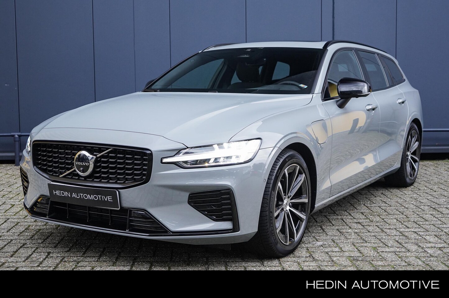 Volvo V60 - 2.0 T6 Plug-in hybrid AWD Plus Dark | Trekhaak | Voorruit verwarming | Pilot assist | Dode - AutoWereld.nl