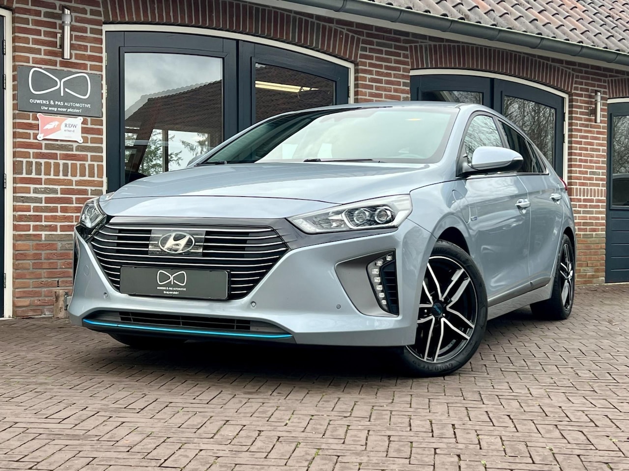 Hyundai IONIQ - 1.6 GDi PHEV Premium | LEER | NAVIGATIE | CAMERA | DEALEROND. | CARPLAY| ACC - AutoWereld.nl