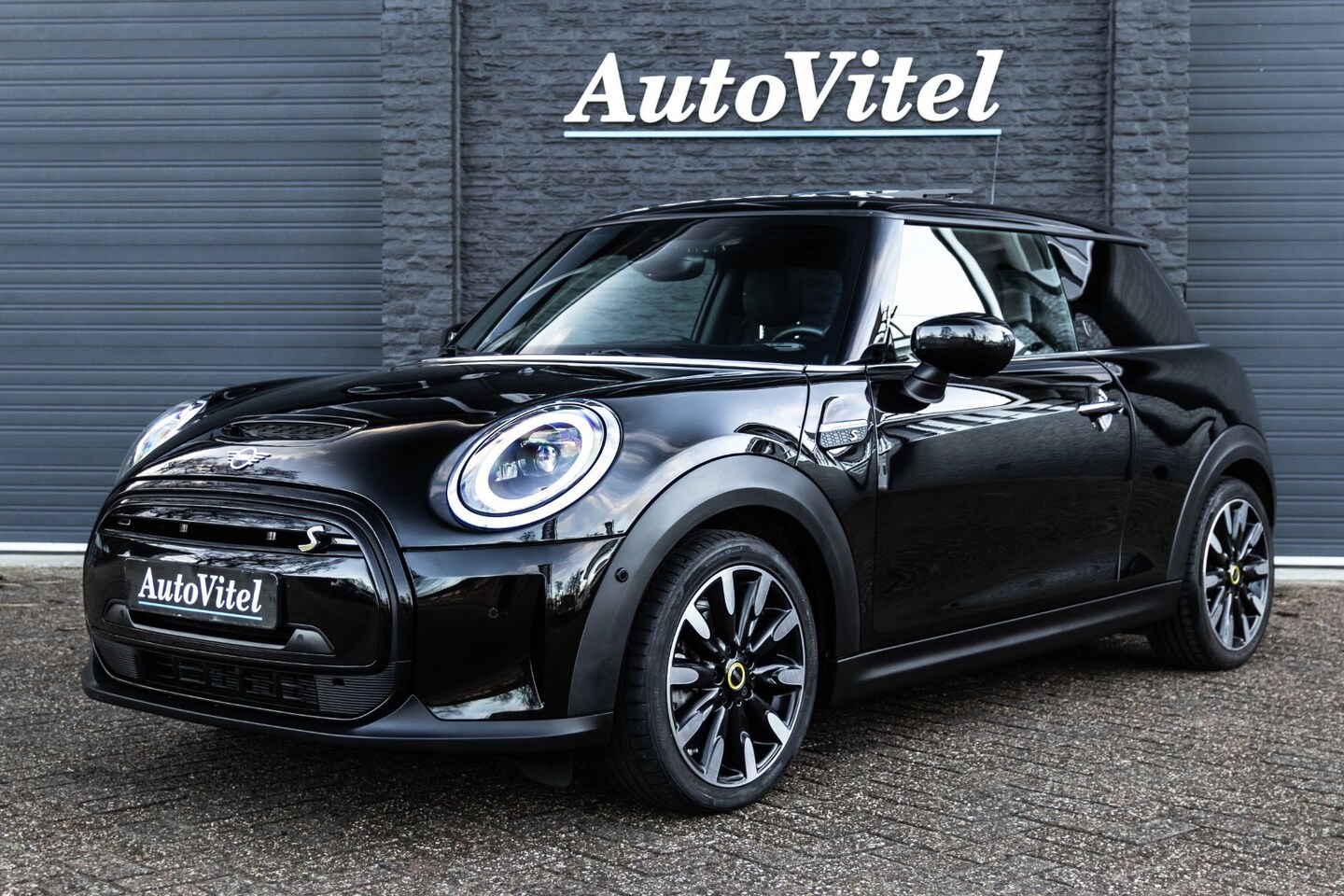 MINI Mini-Electric - Cooper SE Panodak | Achteruitrijcamera | Head-up | Harman Kardon | Comfort Access | Stoel - AutoWereld.nl