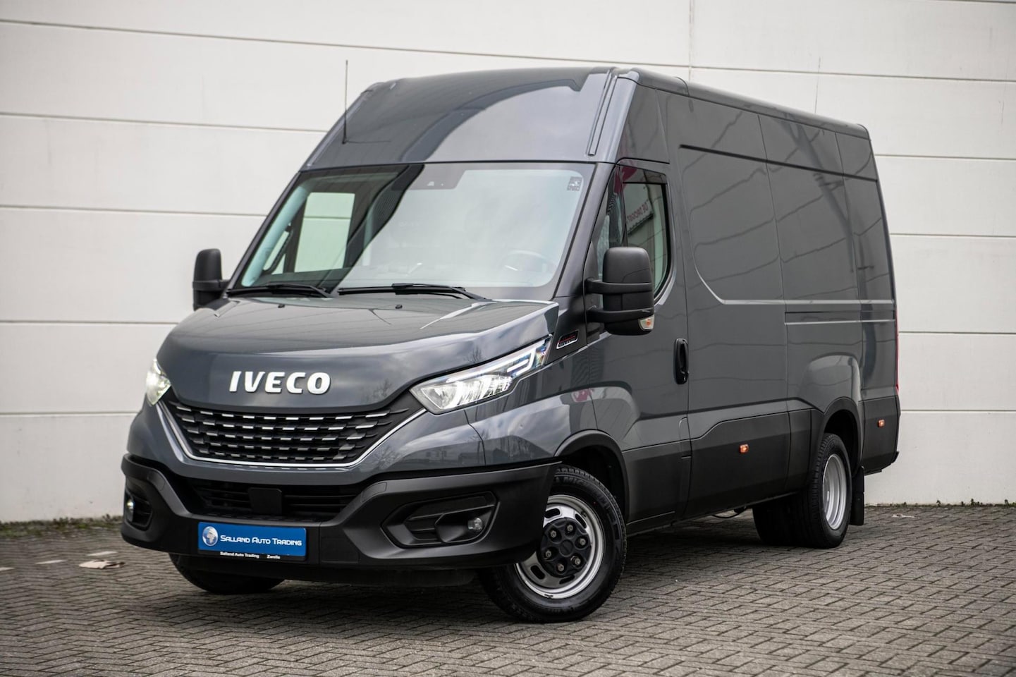 Iveco Daily - 35S180 3.0 180pk AUT. L2H2 DUBBELLUCHT|LED|Clima|Navi|Cruise|Camera| - AutoWereld.nl