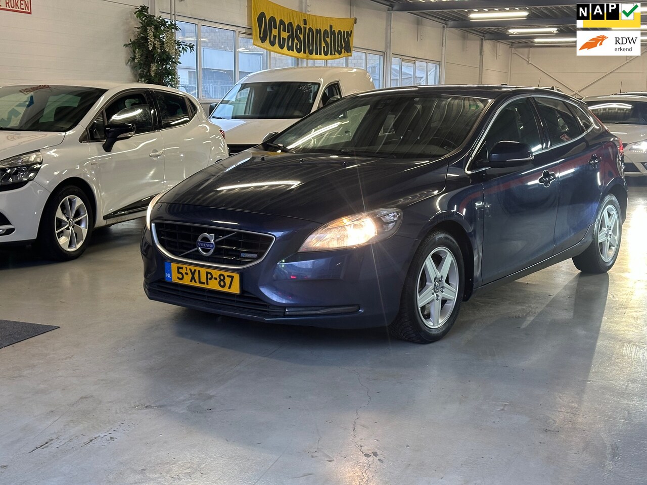 Volvo V40 - 2.0 D4 Momentum Business 6BAK GOEDONDERHOUDEN - AutoWereld.nl