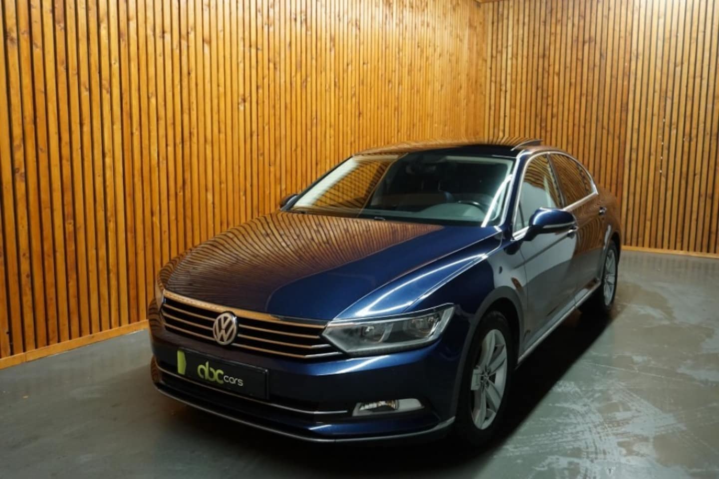 Volkswagen Passat - SEDAN 1.6 TDI CONNECTED SERIES PLUS AUTOMAAT/ PANODAK - AutoWereld.nl