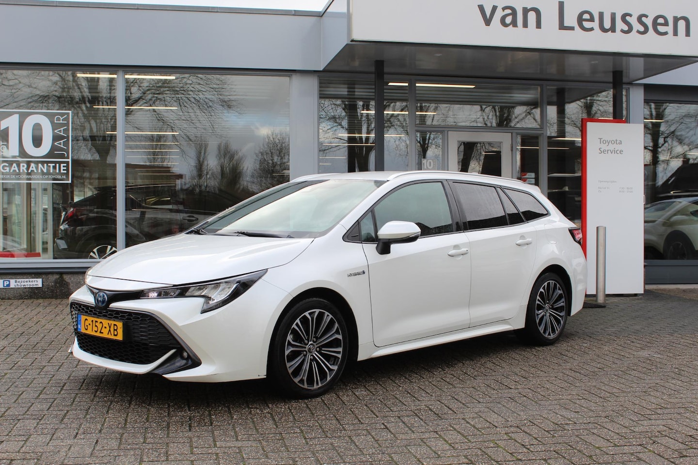 Toyota Corolla Touring Sports - 2.0 Hybrid BUSINESS PLUS 184PK TREKHAAK LED STOELVERW. DAB KEYLESS PRIVACY-GLASS - AutoWereld.nl