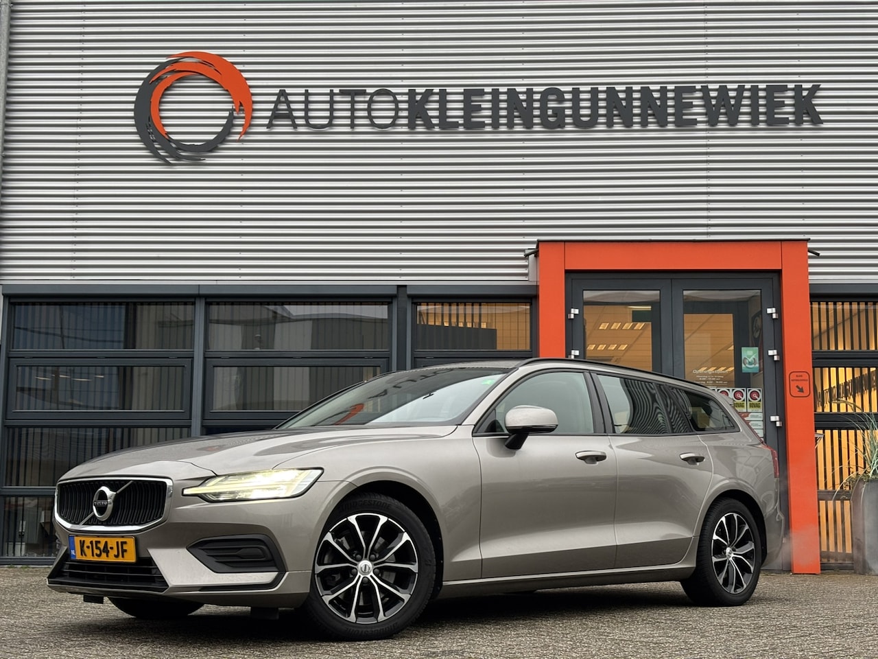 Volvo V60 - 2.0 B3 Momentum / NL Auto / Wegklapbare Trekhaak / Android Auto/ Apple Carplay / - AutoWereld.nl