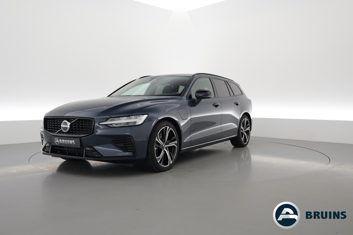 Volvo V60 - 2.0 T6 Plug-in hybrid AWD Plus Dark | H&K Audio | ACC | Blis | 4x stoel + stuurverw. | 19' - AutoWereld.nl