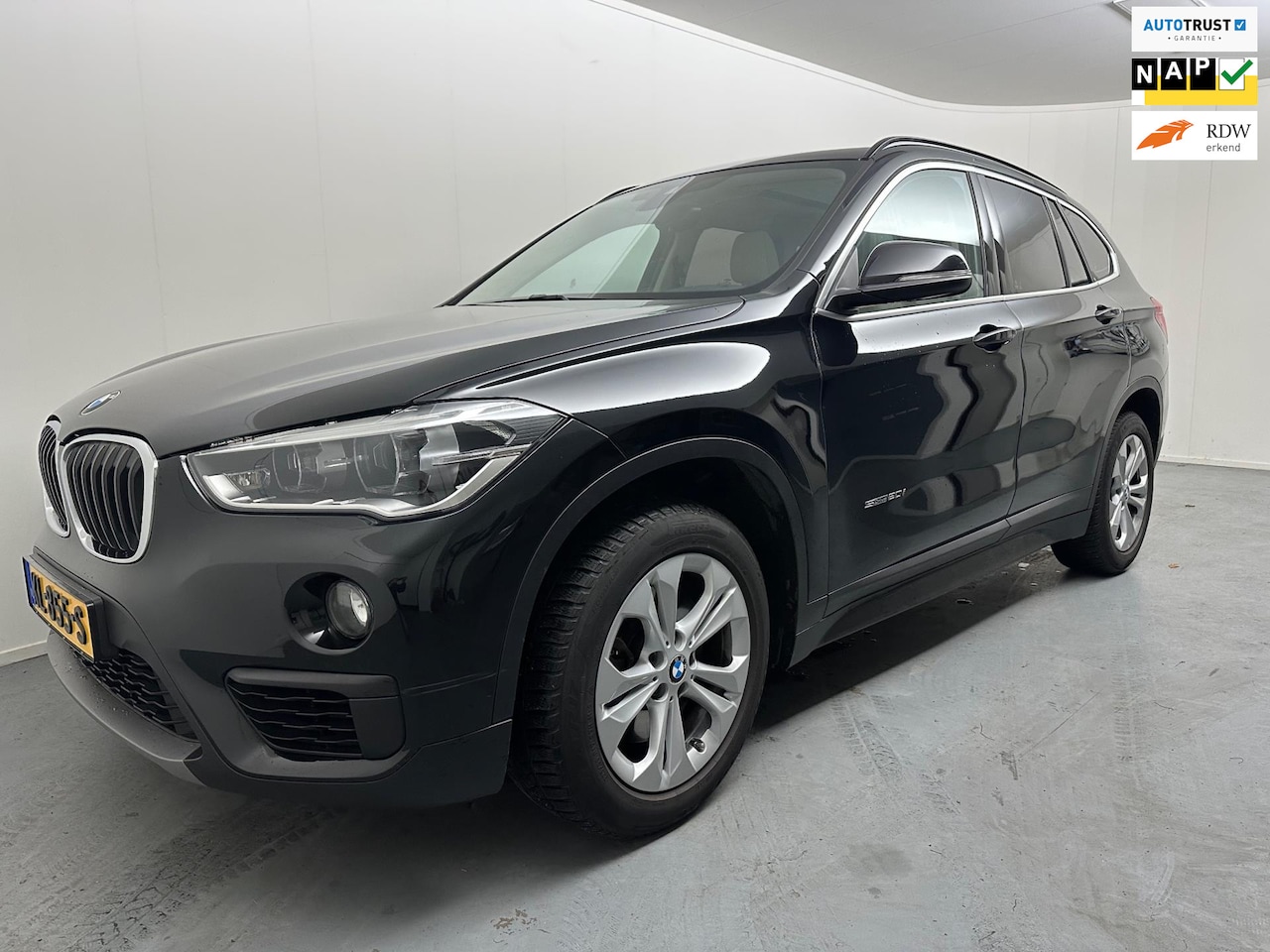 BMW X1 - SDrive20i Centennial High Executive # Pano # Leder # Trekhaak # Navi - AutoWereld.nl