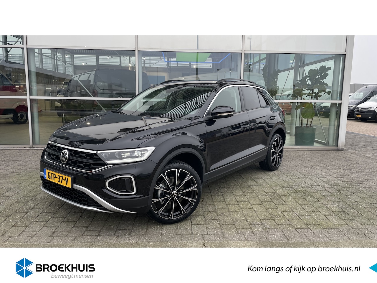 Volkswagen T-Roc - 116PK | NAVI | Camera | 19'' Velgen | LED IQ light | Airco ECC | Draadloos App - AutoWereld.nl