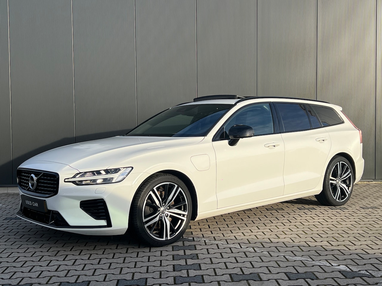 Volvo V60 - 2.0 T8 Recharge AWD R-Design | 360 Camera | 19 Inch | Adapive LED | Harman/Kardon | Head U - AutoWereld.nl