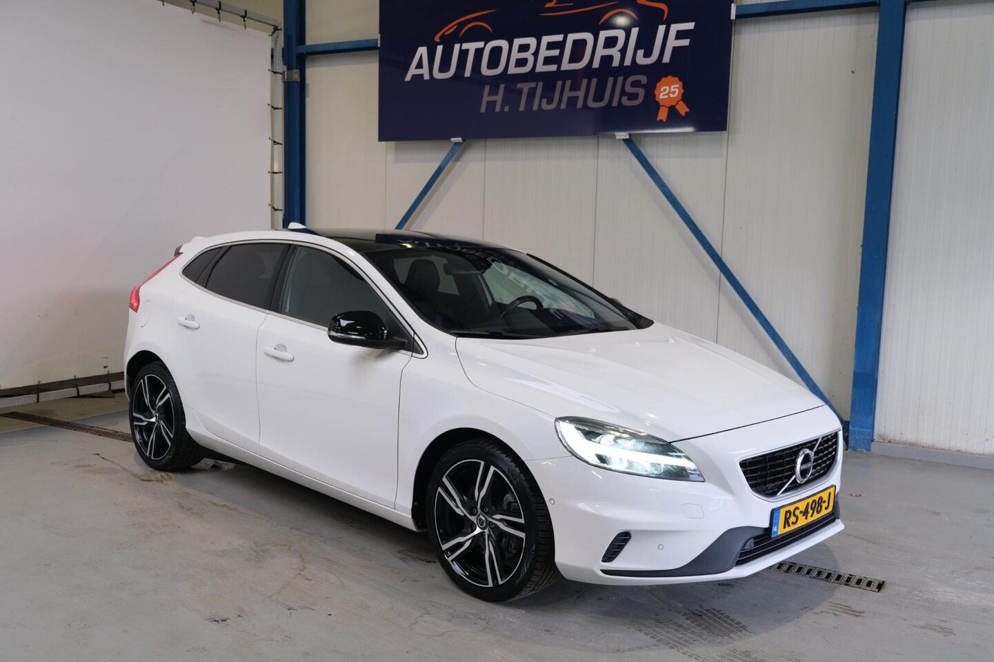 Volvo V40 - 2.0 D3 Business Sport R-Design Automaat - N.A.P. Airco, Cruise, PDC, Navi, Camera, Panodak - AutoWereld.nl