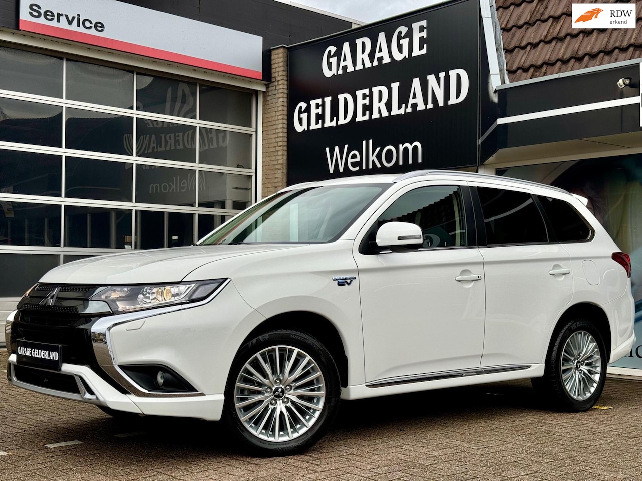 Mitsubishi Outlander - 2.4 PHEV Pure+ | Leder/Alcantara | Apple/Android | Bi-Xenon | Full-Led | Cruise | Climate - AutoWereld.nl