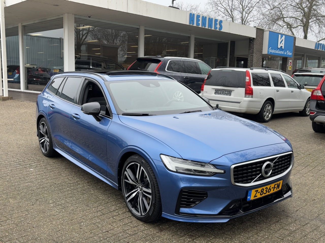 Volvo V60 - T8 AWD R-Design 360 DAB Keyless Pano Pilot Assist - AutoWereld.nl