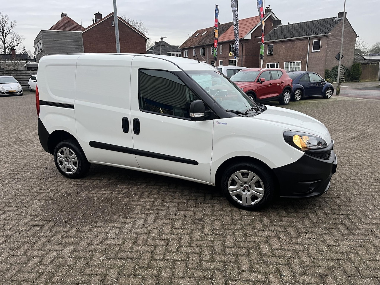 Fiat Doblò Cargo - 1.6 MJ L1H1 ECO JET Zeer nette auto, 3 zitplaatsen, trekhaak, btw, laadruimte betimmerd, n - AutoWereld.nl