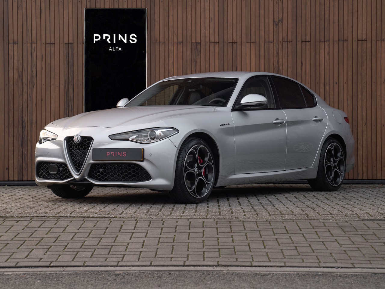 Alfa Romeo Giulia - 2.0T 280pk AWD Veloce | Afneemb. trekhaak | Camera | NL-auto | Stoel- & stuurverwarming - AutoWereld.nl