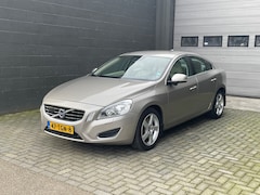 Volvo S60 - 2.0 T5 Summum 240PK | Automaat | Leder | Camera | PDC | Dealer Onderhouden | Lichtmetalen Velgen | Xenon