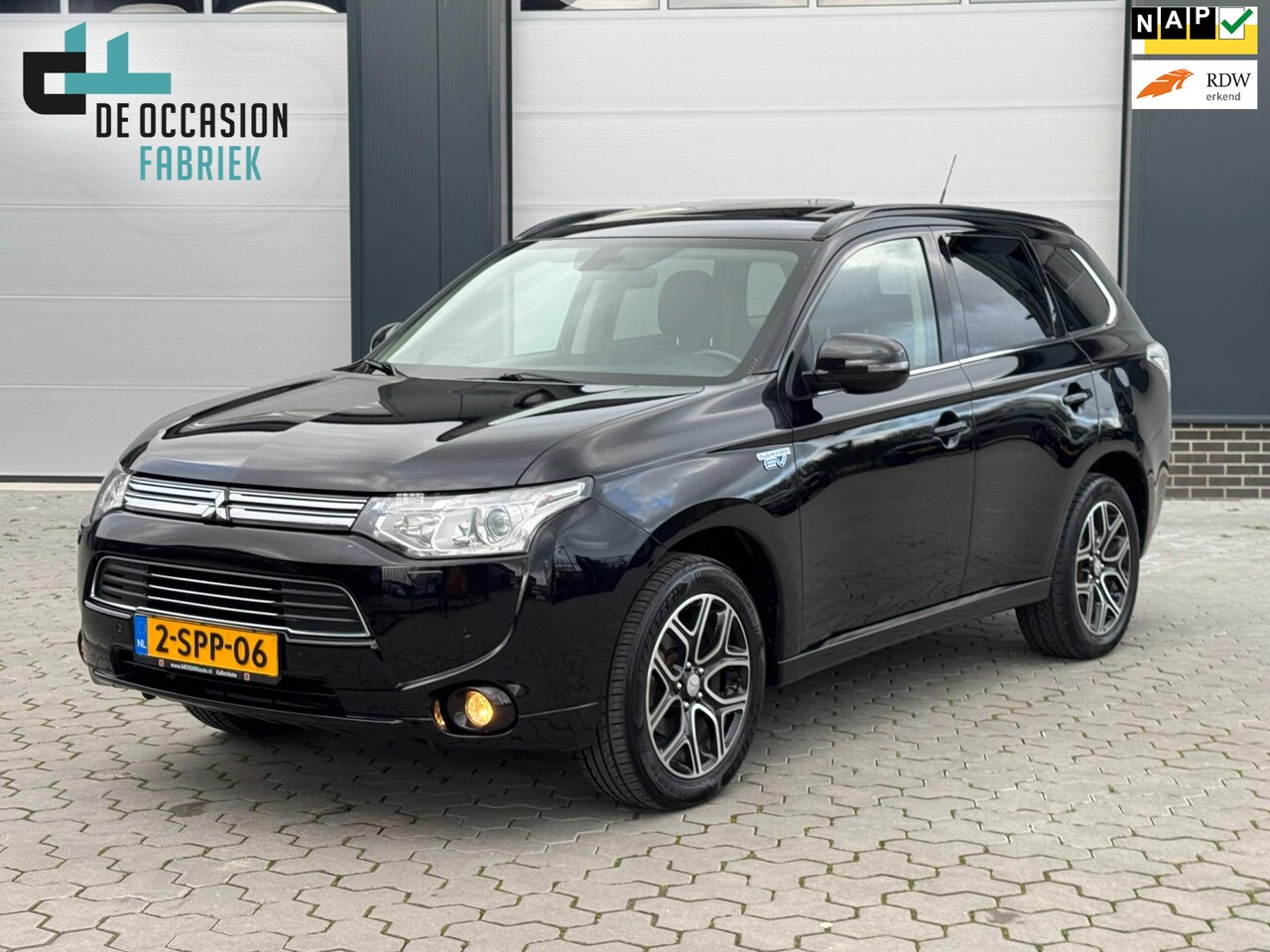 Mitsubishi Outlander - 2.0 PHEV Instyle+ Schuifdak, Trekhaak - AutoWereld.nl