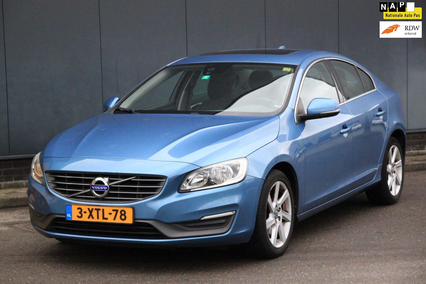 Volvo S60 - 2.0 D4 Momentum Elek-Dak/Navigatie/Parkeersensor/17"inch Lmv - AutoWereld.nl