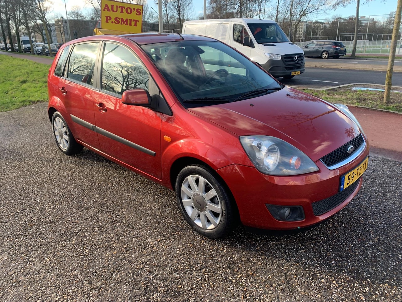 Ford Fiesta - 1.6-16V Ghia AUTOMAAT 5DRS AIRCO SPORTVELGEN - AutoWereld.nl