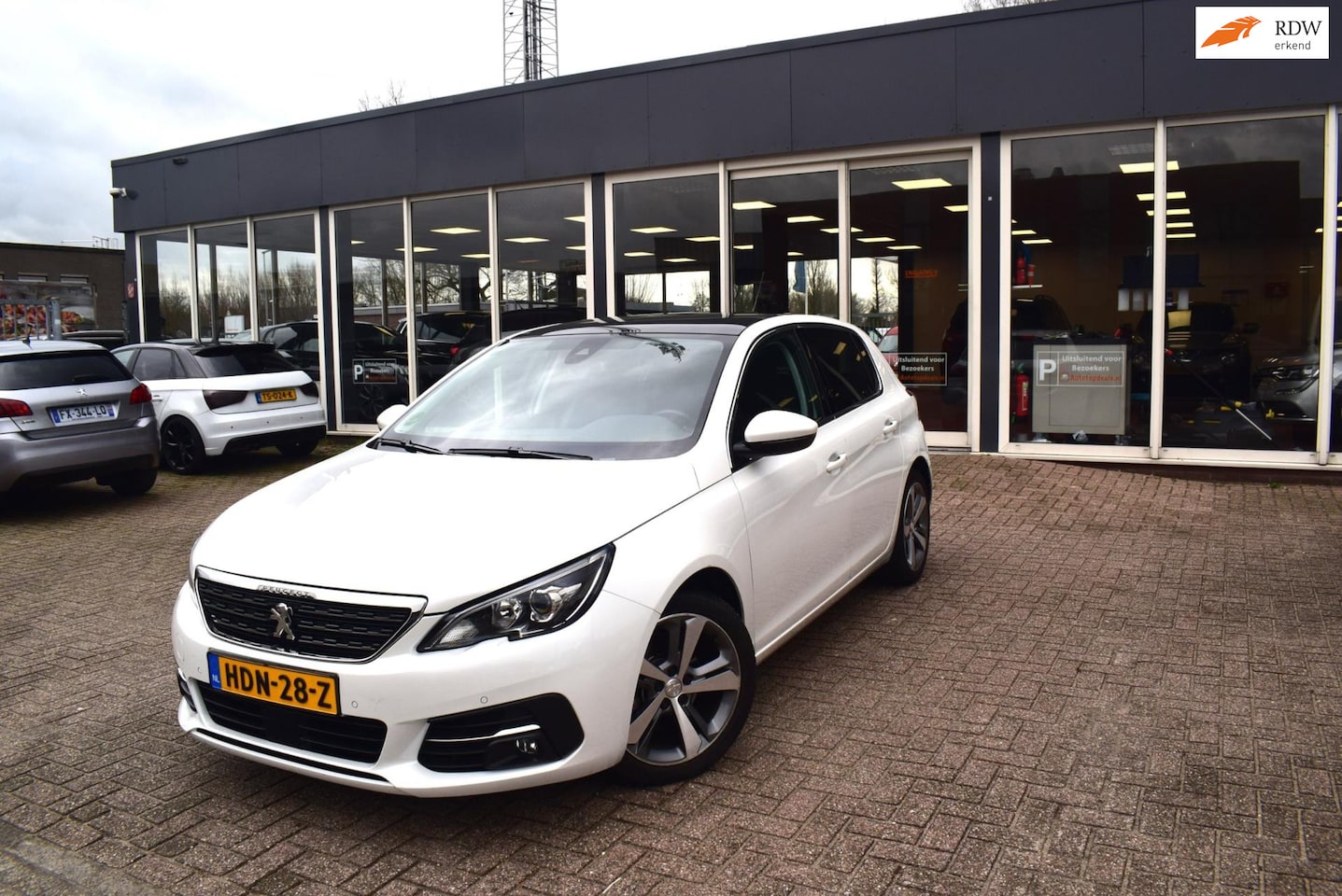 Peugeot 308 - 1.2 PureTech Blue Lease Premium | PANORAMADAK | LED VERLICHTING | HALF LEDEREN INTERIEUR | - AutoWereld.nl