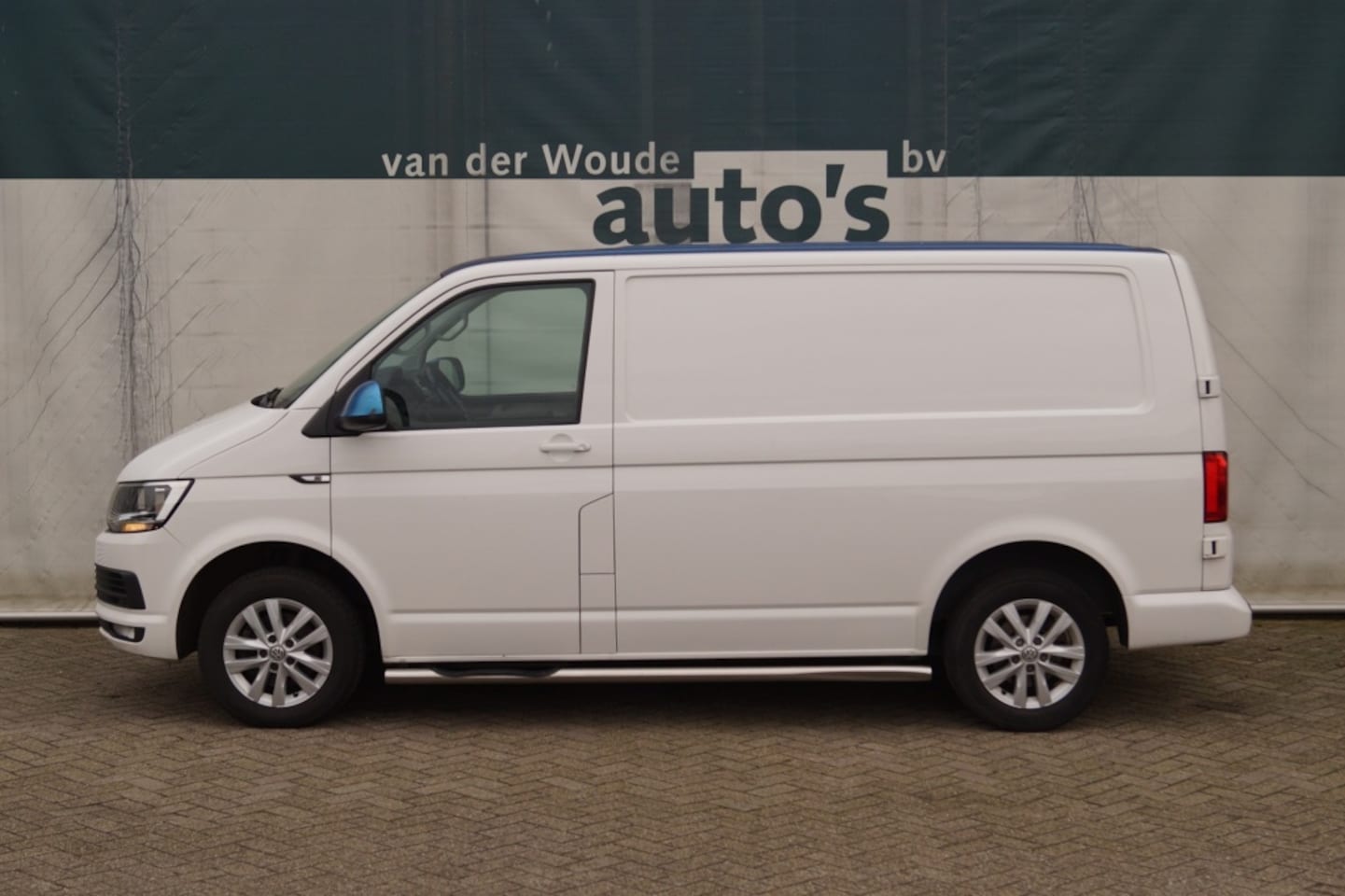 Volkswagen Transporter - 2.0 TDI 75kw L1-H1 Highline -AIRCO-PDC-LMV- - AutoWereld.nl