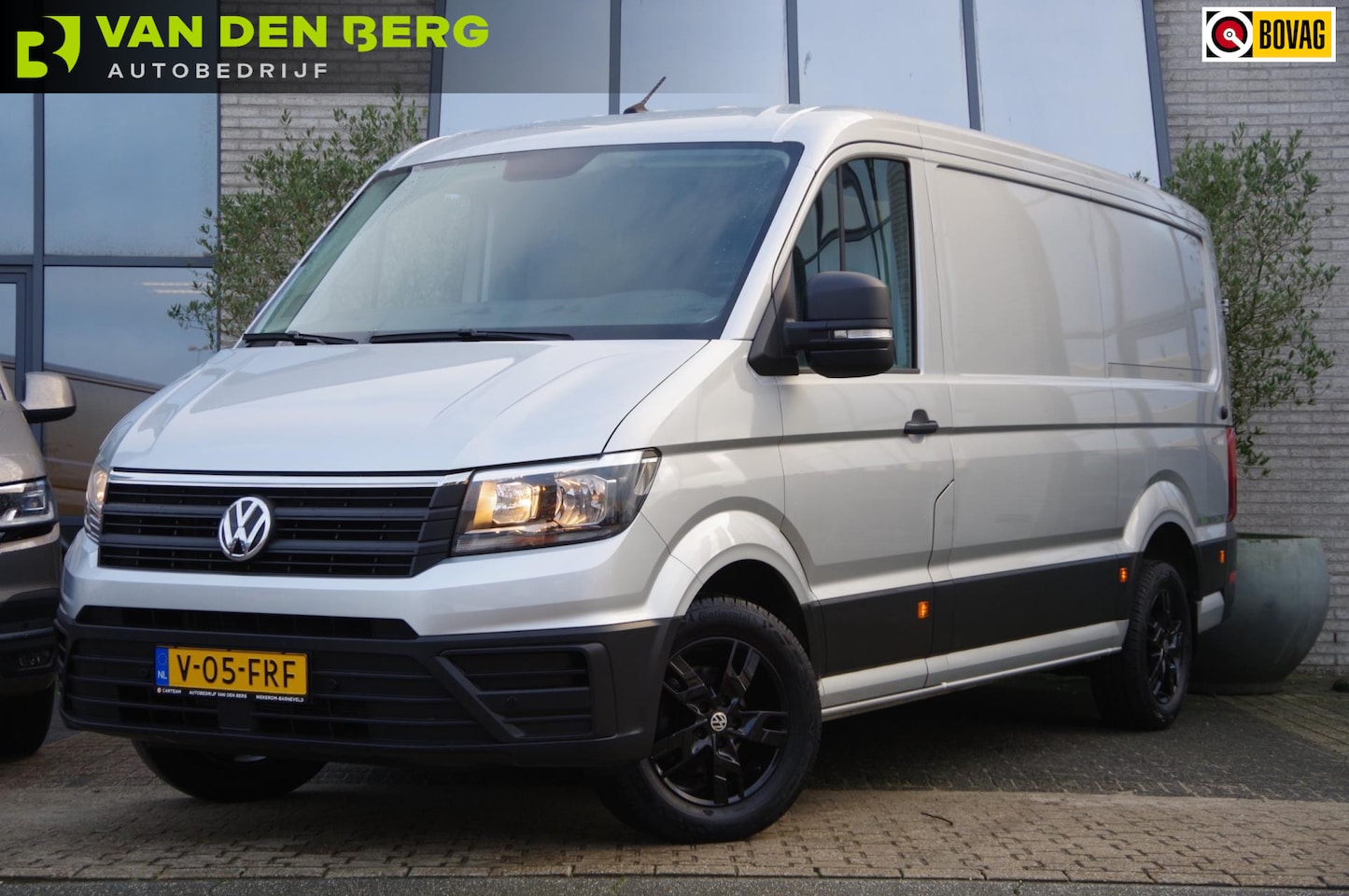 Volkswagen Crafter - 35 2.0 TDI L3H2 140PK AUT. 3PERS. NAVI, AIRCO, APPLE CARPLAY, PARKEERSENSOREN, BLUETOOTH - AutoWereld.nl