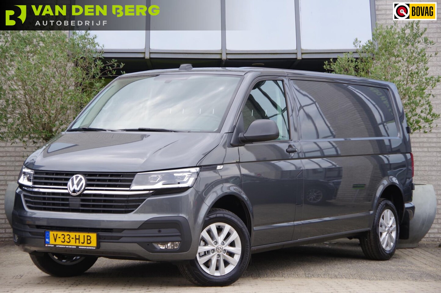 Volkswagen Transporter - 2.0 TDI L2 30, 3-ZITS, 150PK AUT. LED, TREKHAAK, CAMERA, APPLE CARPLAY, STOELVERWARMING, S - AutoWereld.nl