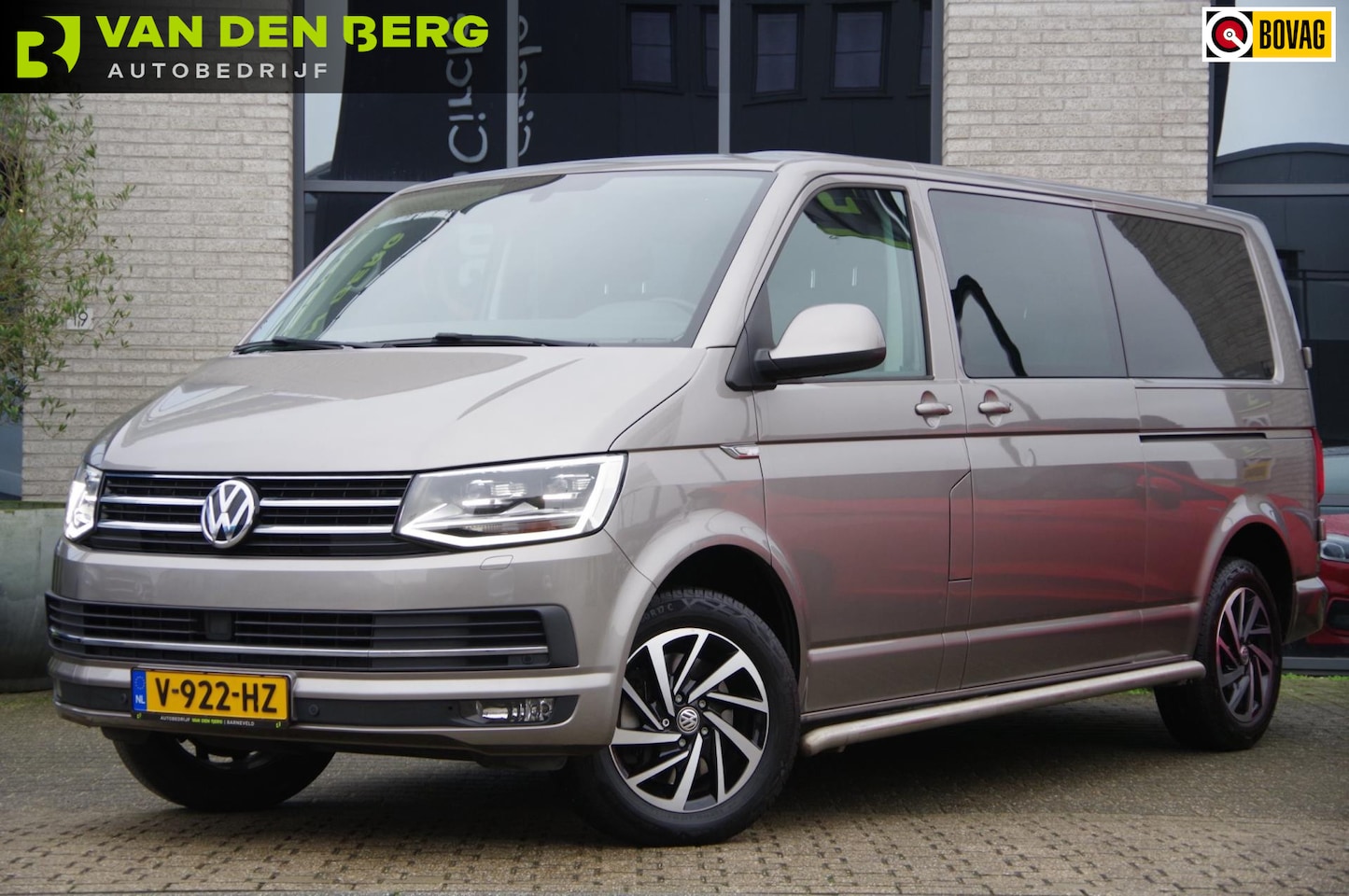 Volkswagen Transporter - 2.0 TDI L2 DC-5P 204PK AUT. LED, LEDER, 2X SCHUIFDEUR, ADAPT. CRUISE, CAMERA, TREKHAAK, NA - AutoWereld.nl